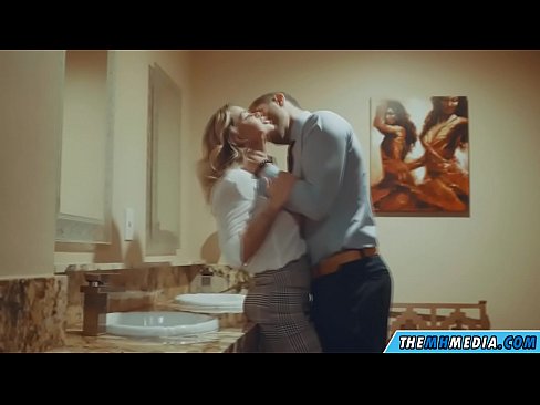 ❤️ Kad krūtiska blondīne pavedina tevi publiskā tualetē Porno fb pie mums ️❤